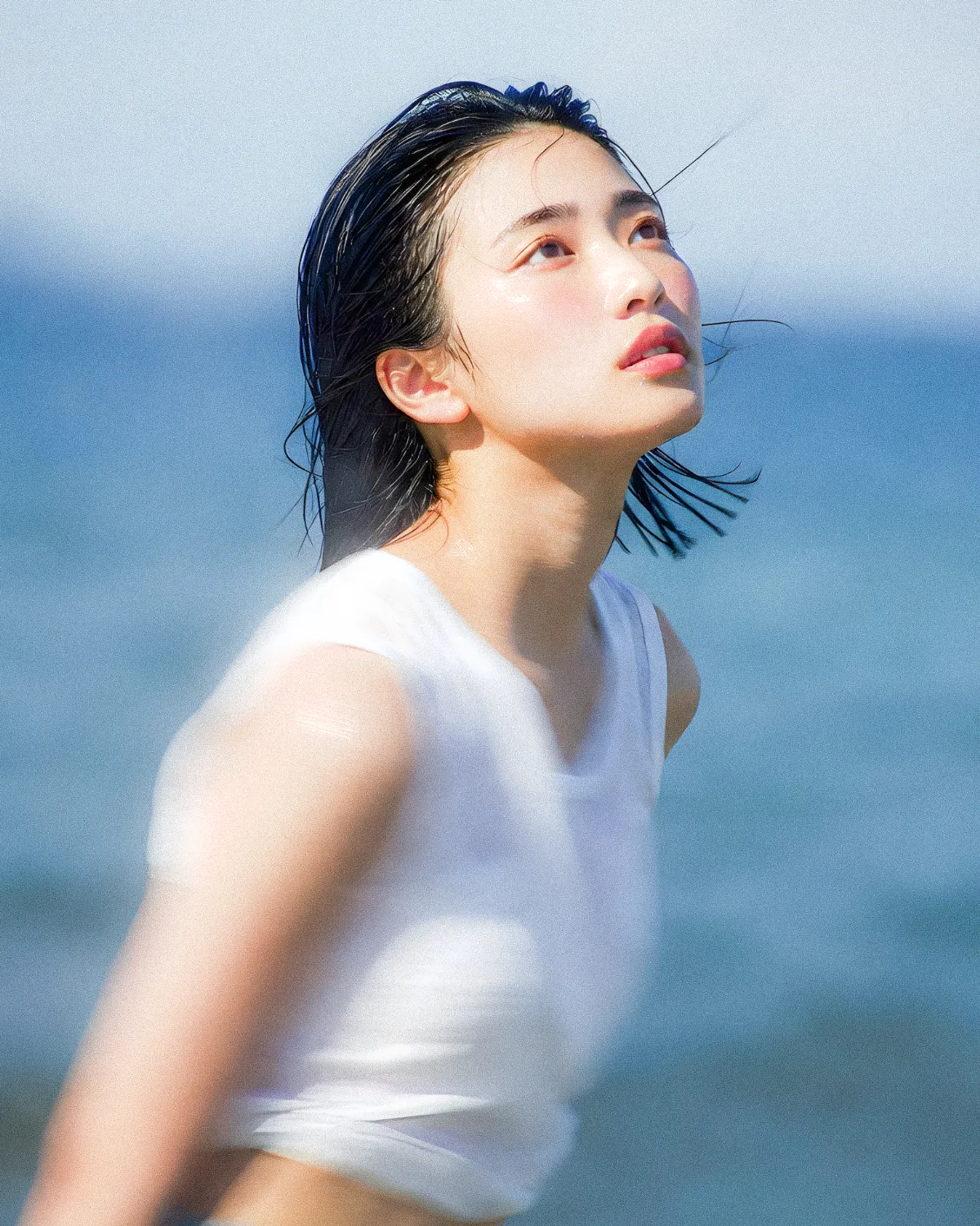 夏の海で遠くの空を見上げるAI美女のポートレート|Grok Imagine生成の作例