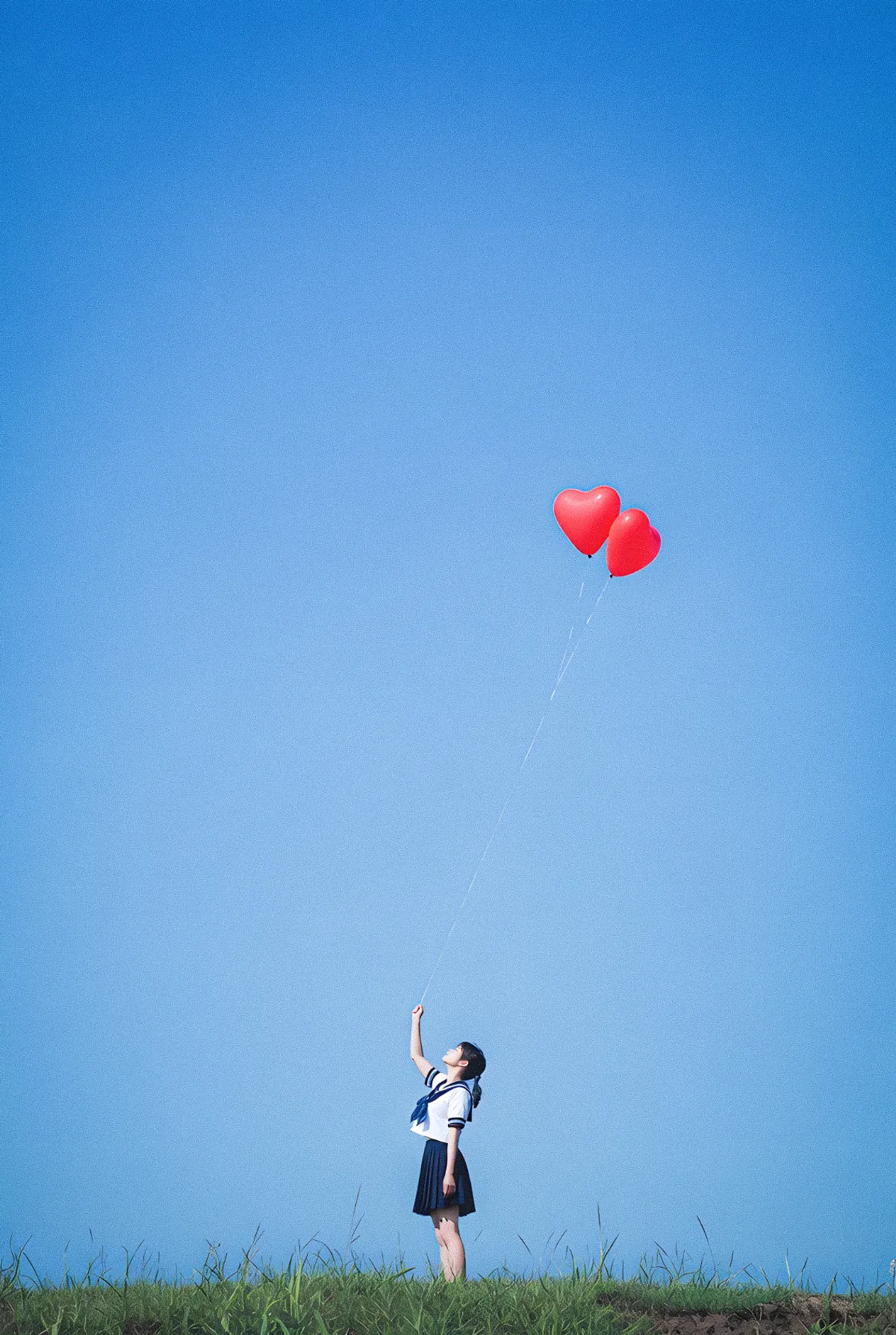 青空の下で赤い風船を持つAI美女|Grok Imajine生成の作例
