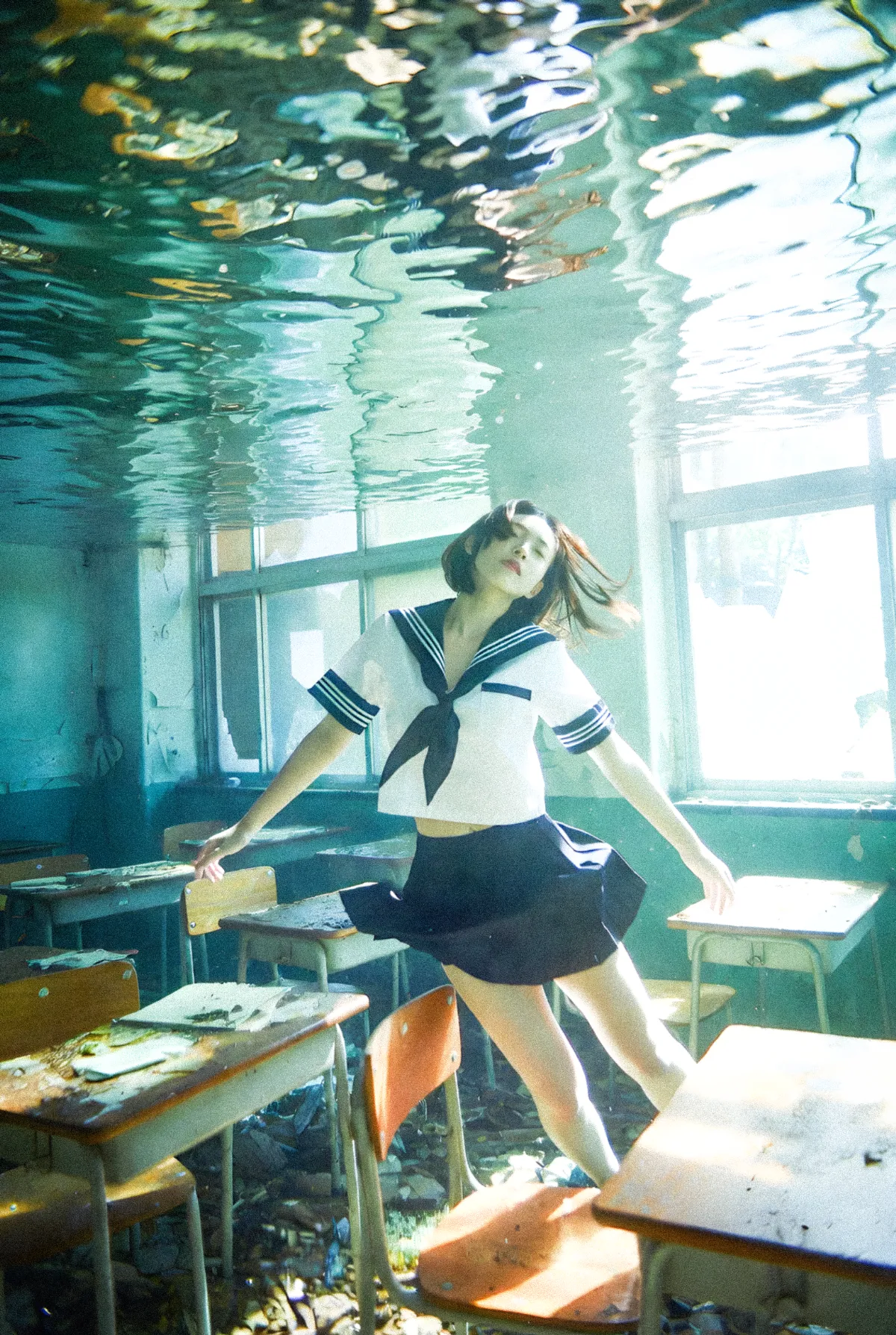 水没した教室に漂うエディトリアル風ファッションポートレートのAI美女|Grok Imagine生成の作例