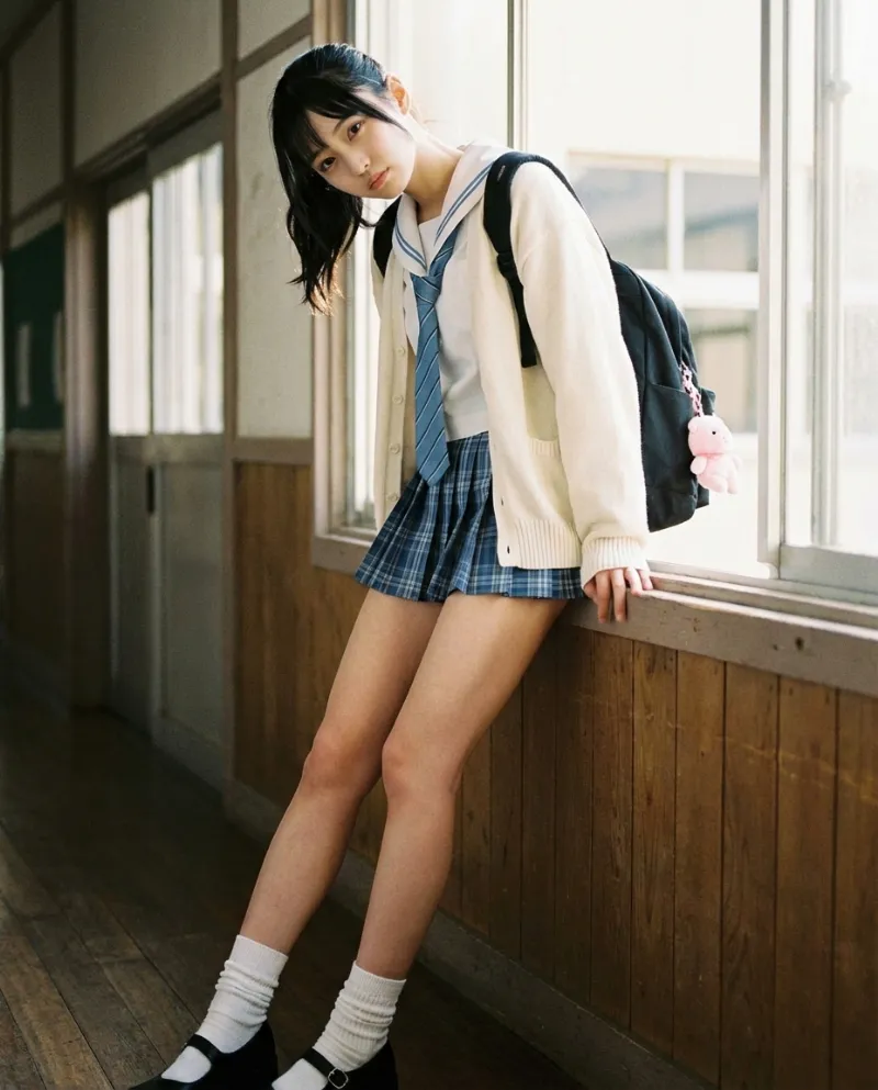 白のセーラーブラウス・青チェックのミニスカート｜制服プロンプト（Nano Banana用）