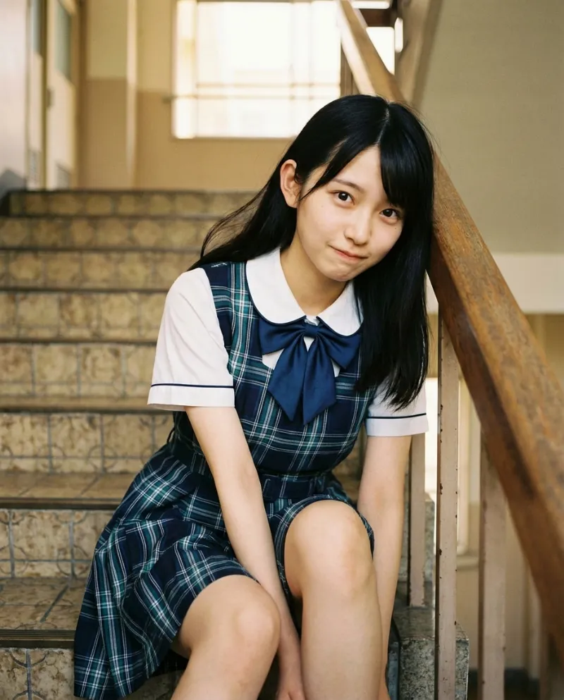 白のピーターパンカラー・紺チェックのジャンパースカート｜制服プロンプト（Nano Banana用）