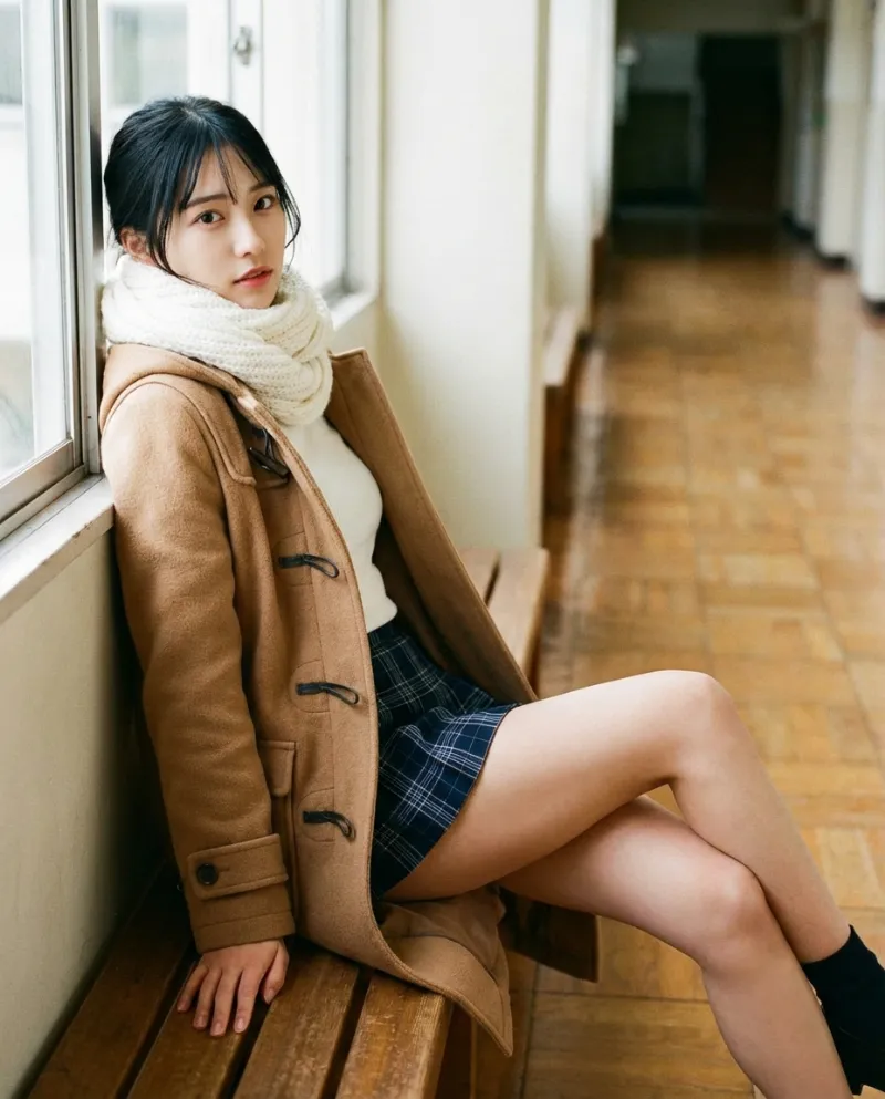 キャメルのダッフルコート・紺のミニスカート｜制服プロンプト（Nano Banana用）