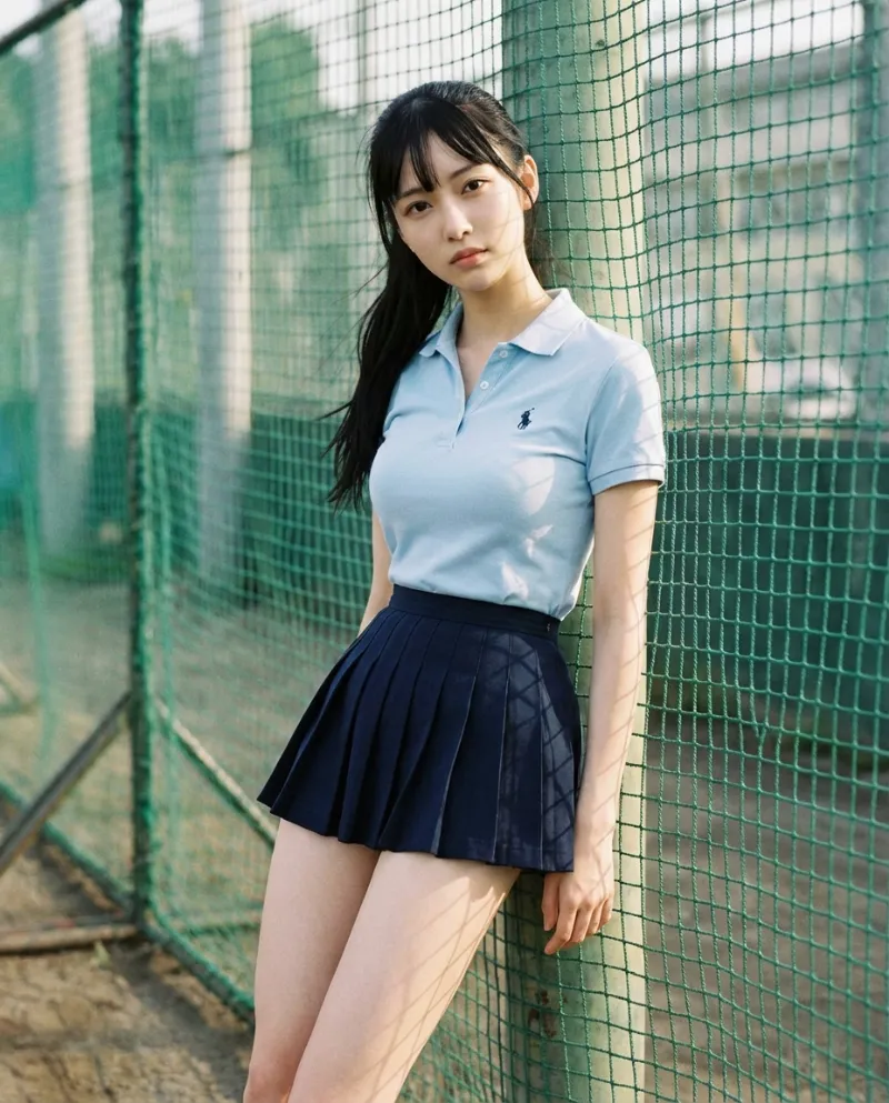 ライトブルーのポロシャツ・紺のAラインミニスカート｜制服プロンプト（Nano Banana用）