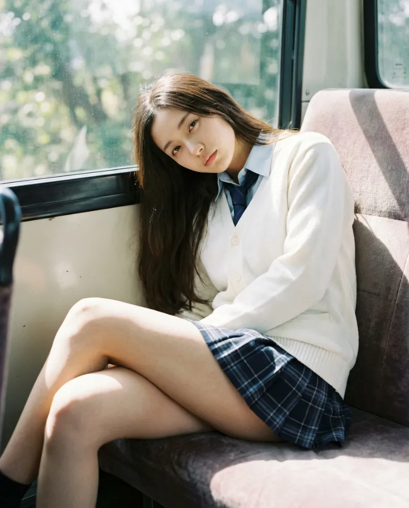 白のカーディガン・紺チェックのミニスカート｜制服プロンプト（Nano Banana用）