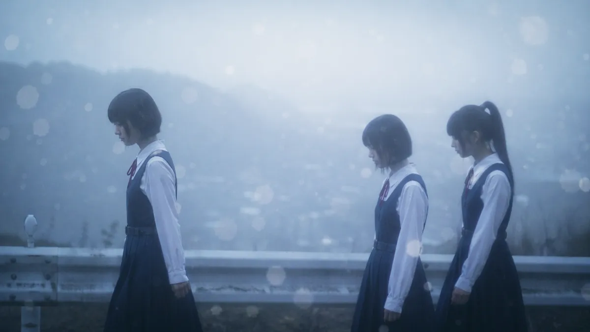 早朝の霧の中を歩く美女たち｜GPT Image 2で生成した作例