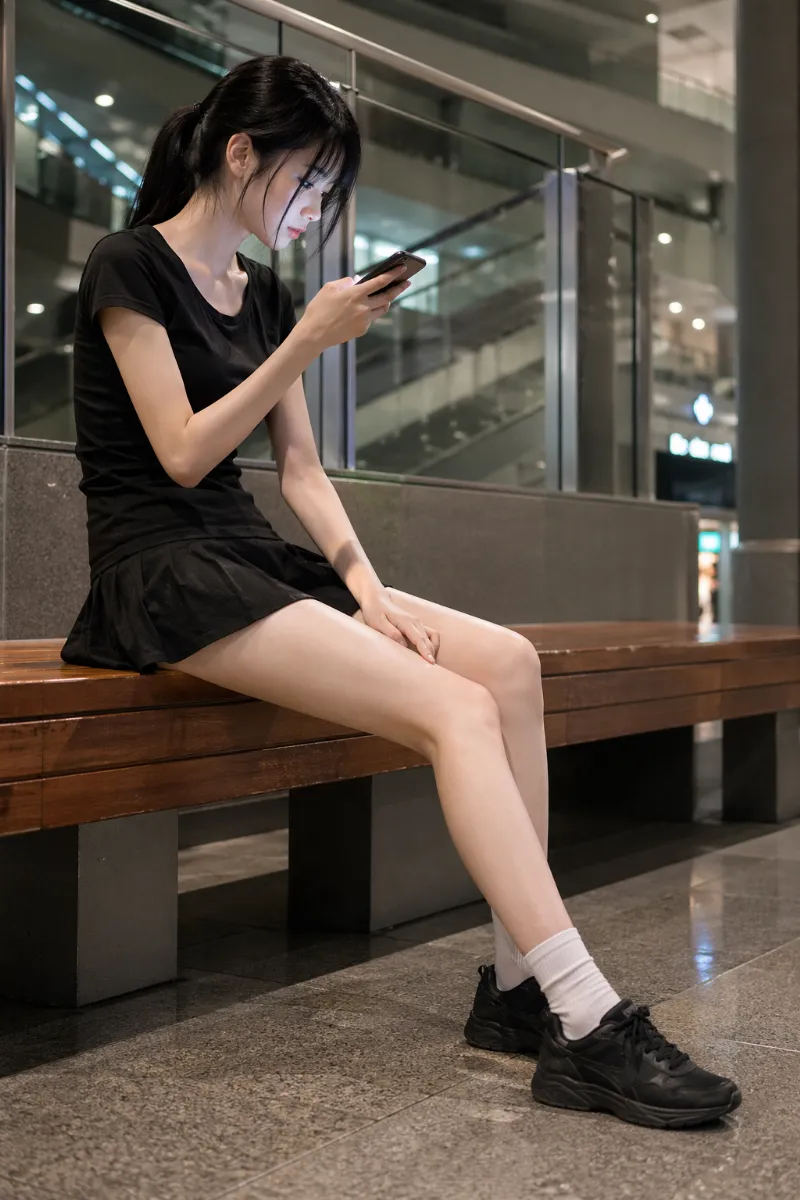 スマホを見つめる美女（モダン空間）｜GPT Image 2生成の作例