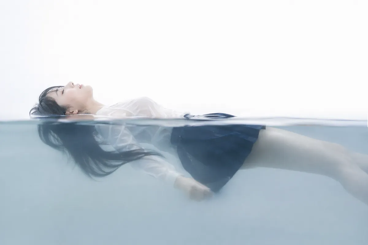 水面に漂う美女のアート作品｜GPT Image 2で生成