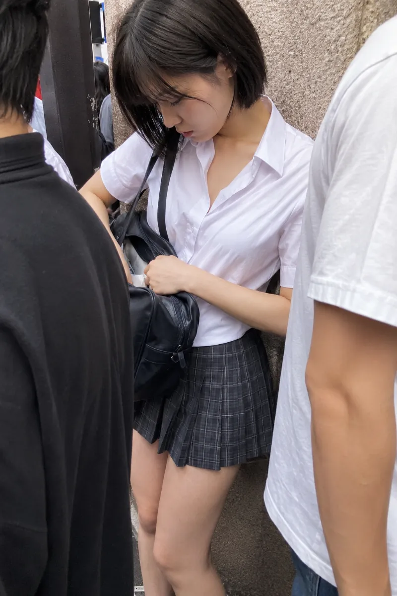 人混みでバッグを探すAI女子高生（AI画像生成）
