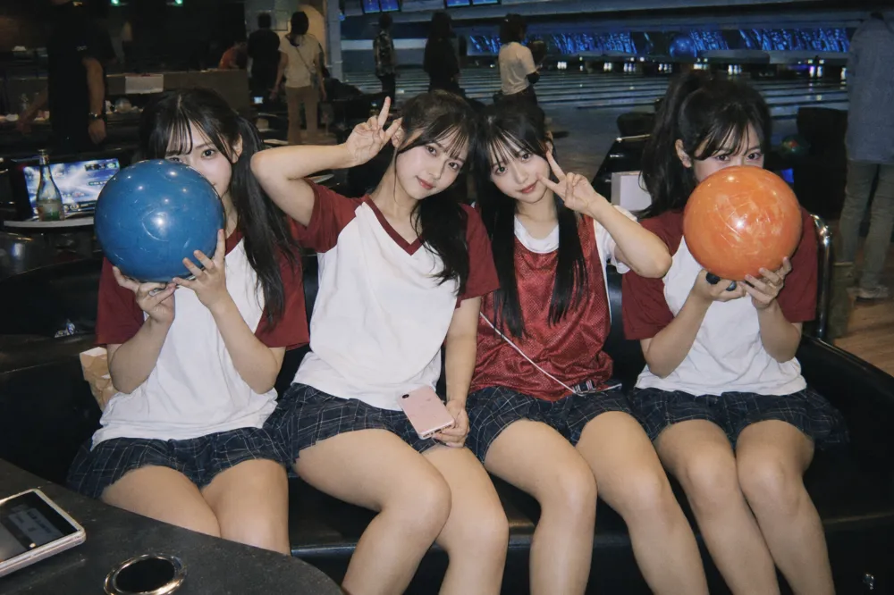 ボウリング場で遊ぶJK4人の実写風（AI画像生成）