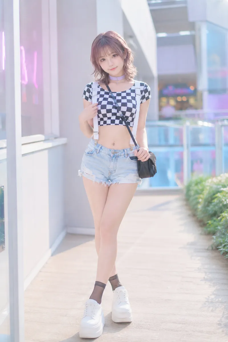 実写AI美女版｜黒白チェックのクロップTシャツとサスペンダー付きデニムショートパンツの原宿ポップコーデ