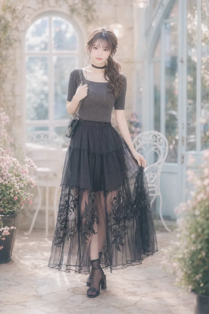 実写AI美女版｜黒いアカンサス刺繍のオーガンジーマキシスカートにダークカラーのトップスを合わせたロマンチックコーデ
