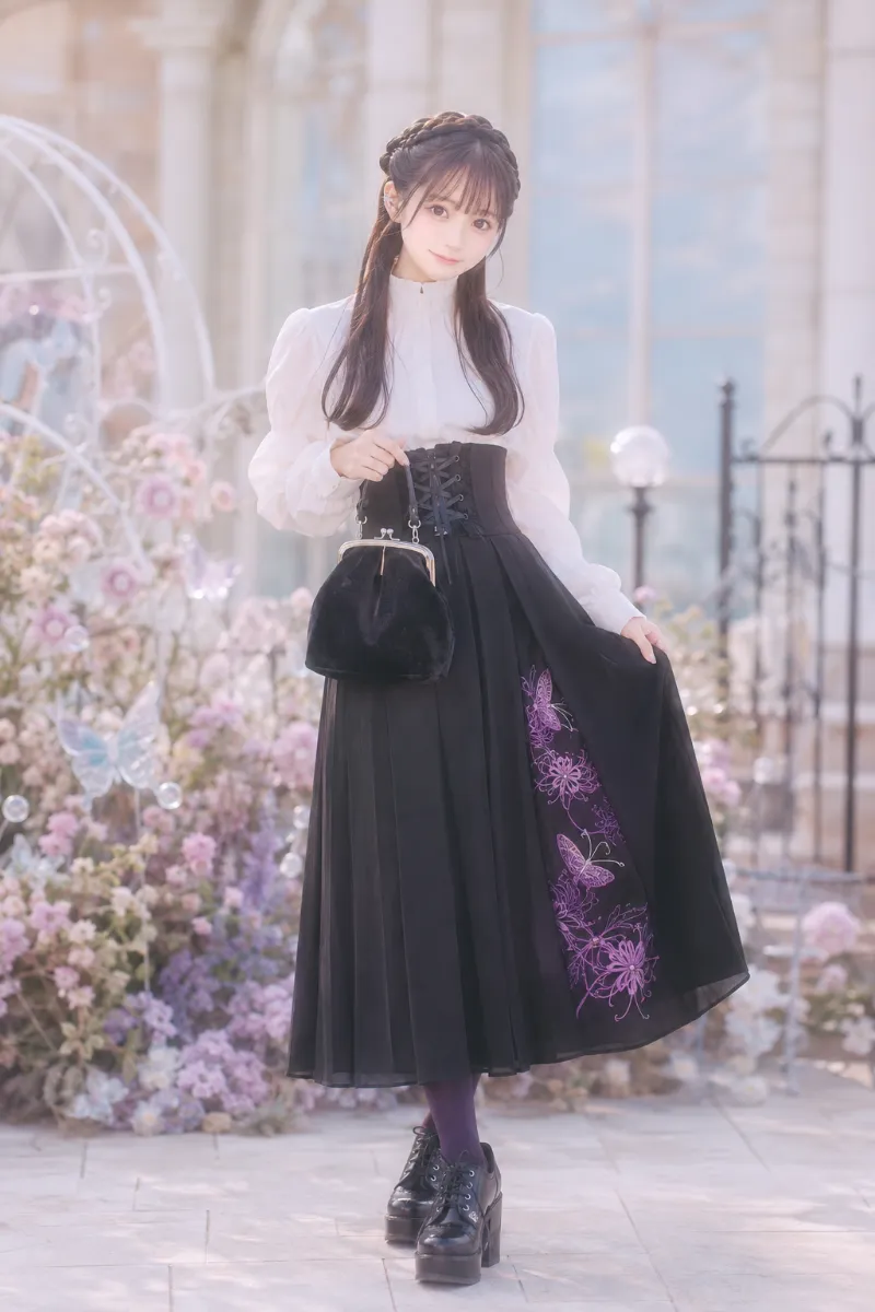 実写AI美女版｜彼岸花と蝶の刺繍入り黒プリーツスカートに和モダンなアイテムを合わせたサブカル系コーデ