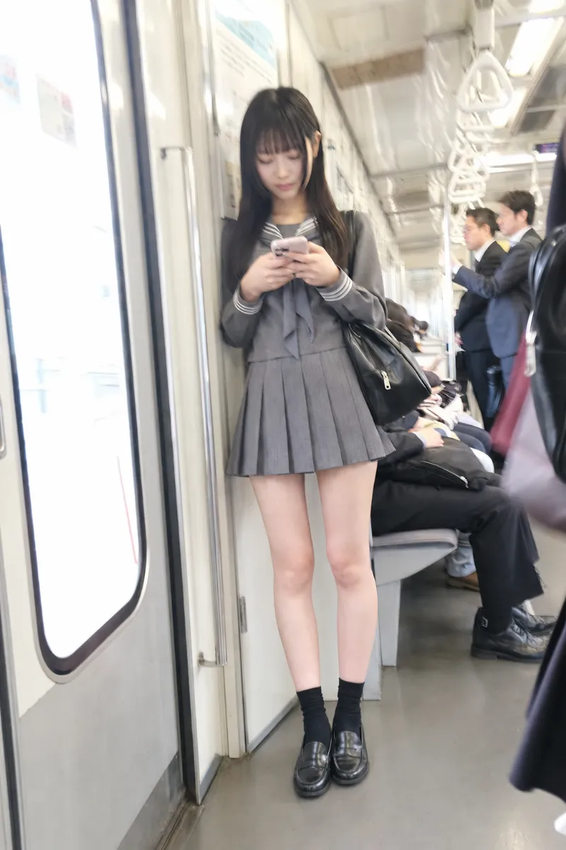 電車の中でスマホを操作するAI美女：作為のない素人っぽい不完全な写真（GPT Image 2.0で生成）