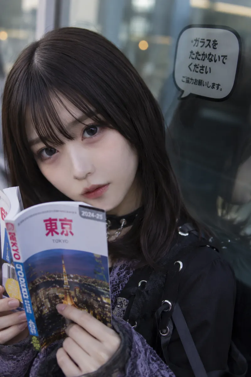 女性がガラスカーテンウォールに寄りかかっている背後に、ガラス面に貼られた小さな注意書きが、偶然にも吹き出しのような位置関係になり、女性が喋っているセリフのような状態になった決定的瞬間のAI写真｜GPT Image 2.0