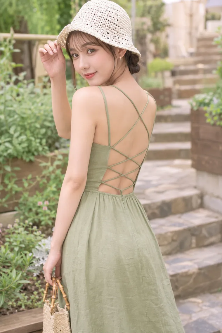 実写AI美女版｜格子ひもの大開口があるセージグリーンのマキシワンピースを着たバックシャンコーデ