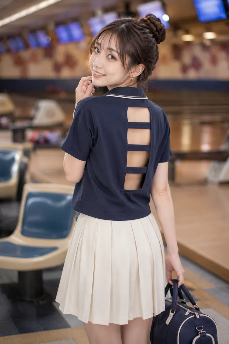 実写AI美女版｜3本ストラップの縦長開口があるネイビーポロとクリームスカートのバックシャンコーデ