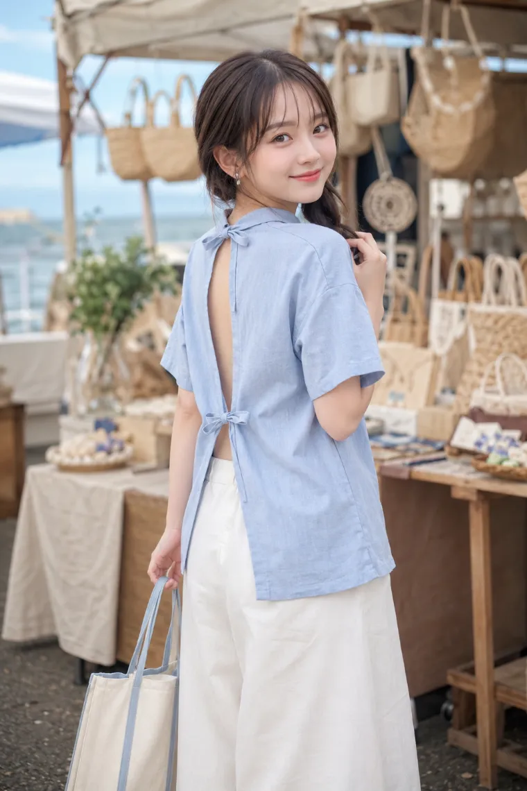 実写AI美女版｜上下リボンの縦開口がある淡いブルーの半袖シャツと白キュロットのバックシャンコーデ