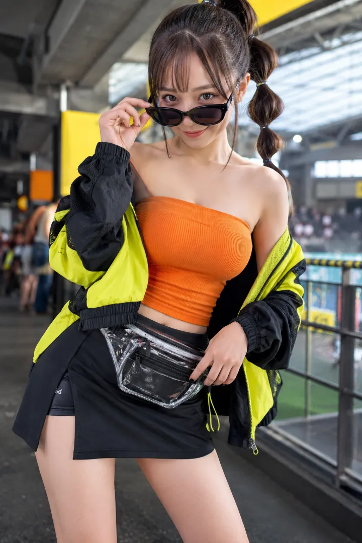 実写AI美女版|オレンジのリブチューブトップに黒ミニとウインドブレーカーを合わせたスポーツミックスコーデ