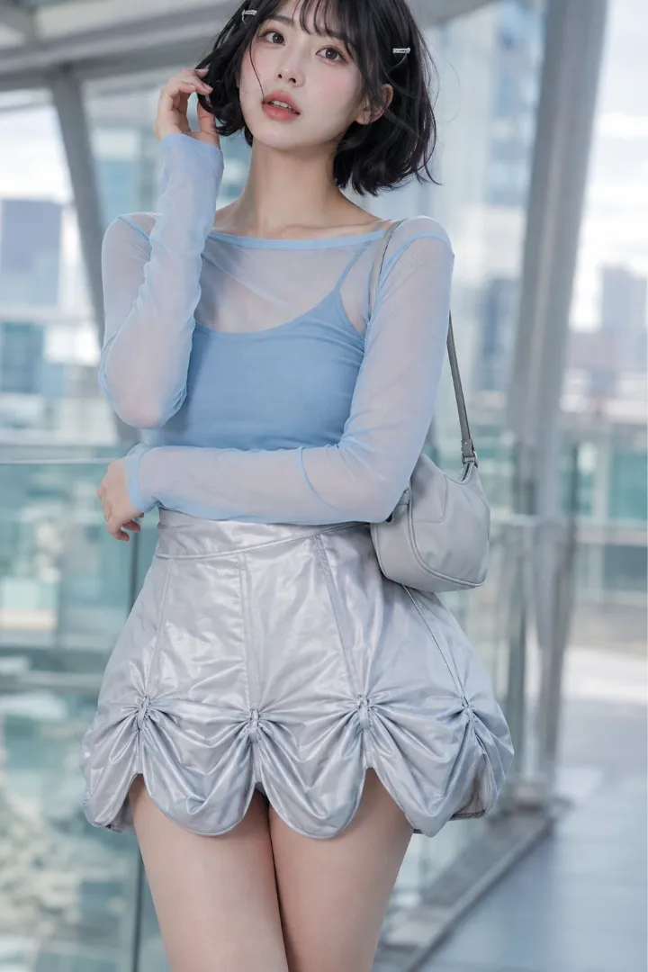 実写AI美女版｜シルバーのドレープ入りバルーンスカートにサックスブルーのシアートップを合わせたコーデ