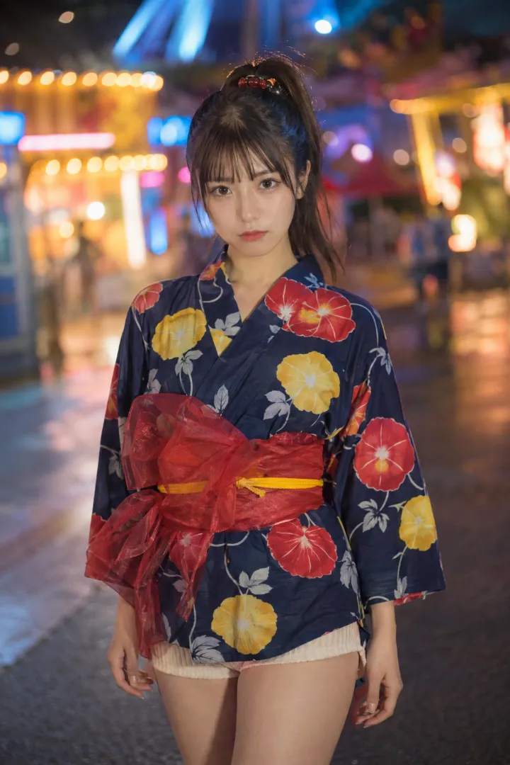 実写AI美女版｜濃紺の朝顔柄ミニ浴衣にリブニットショートパンツを重ねたコーデ