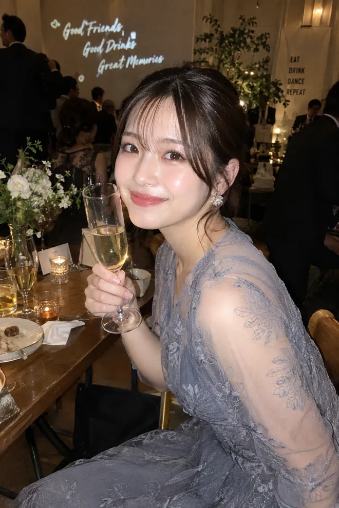 Canon PowerShot G7 X Mark IIIの内蔵フラッシュで撮影したような写真。ドレス姿の20歳の日本人女性が結婚式の二次会にいる。