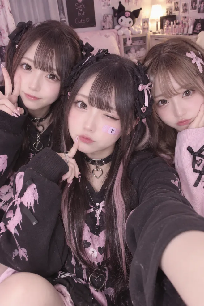 Meituの美顔カメラ加工風。病みかわいいファッションの20歳の日本人女性が自宅で友人2人と自撮りしている。