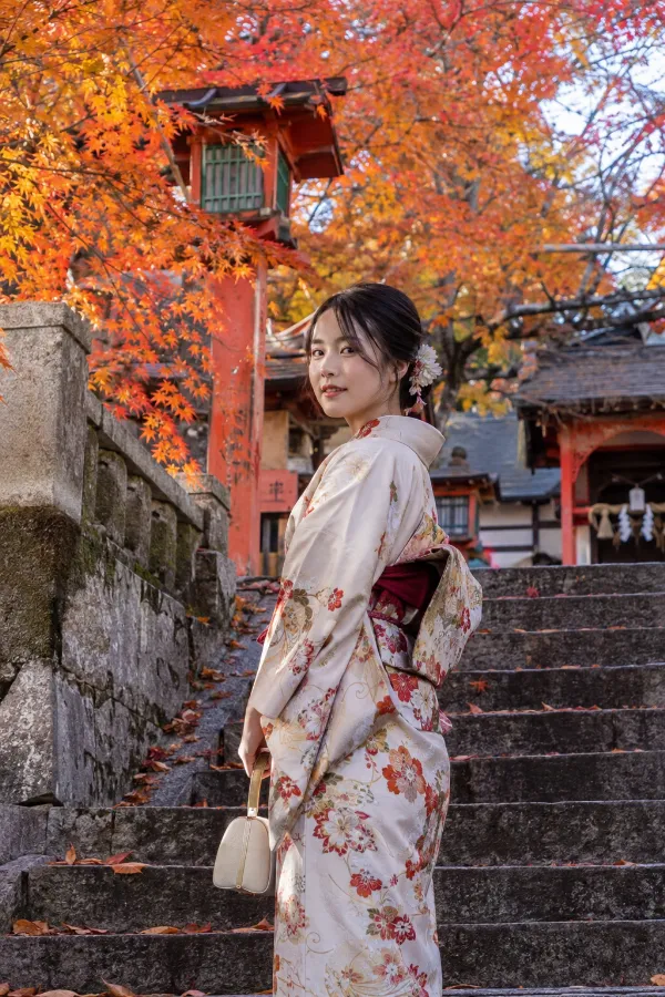 秋の神社。紅葉に囲まれた石段が続く日本らしい風景。