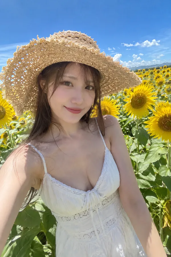 真夏のひまわり畑。青空と一面のひまわりを背景にした夏の実写プロンプト作例。