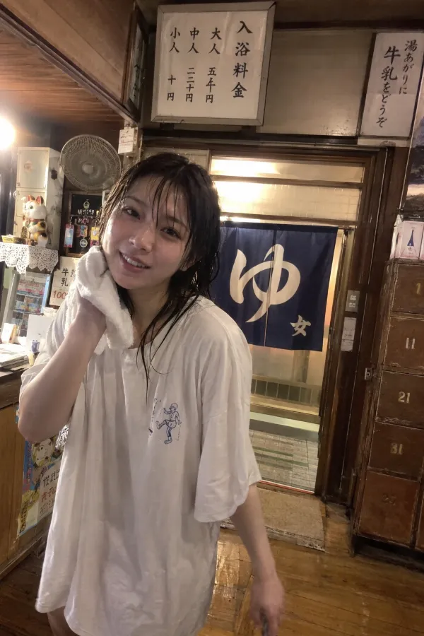 昭和風の銭湯。番台のある昔ながらの浴場を使った写真の背景プロンプト作例。