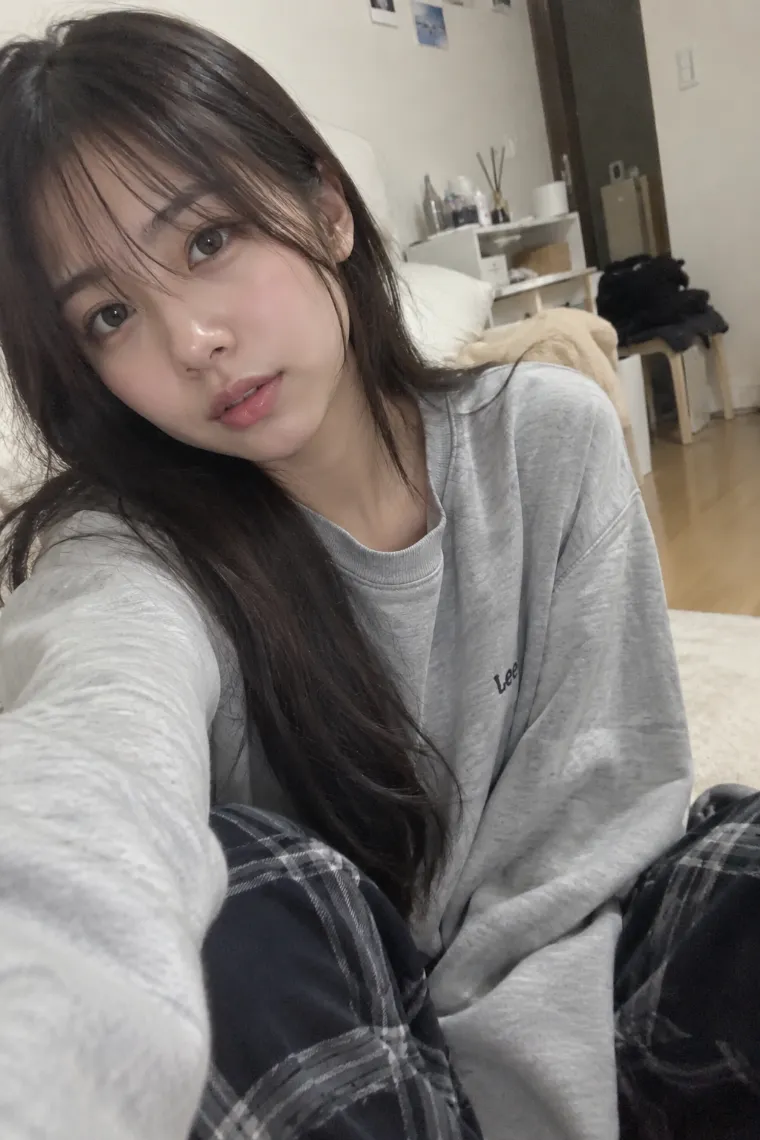 偶然撮れたiPhoneスナップ風。ラフな服装の20歳の日本人女性1人を何気なく撮影した写真。