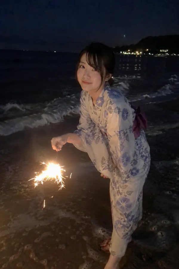 夏の夜の海辺。波打ち際で手持ち花火を楽しむ写真の背景プロンプト作例。