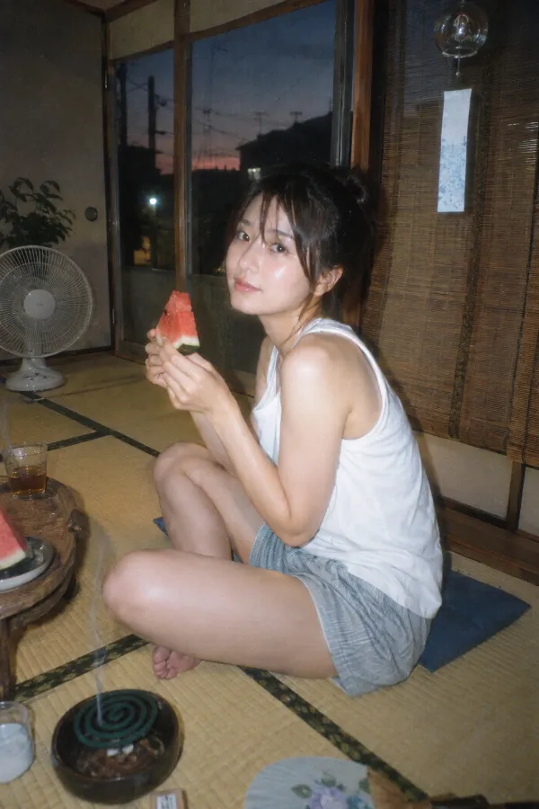 夏の畳部屋。蚊取り線香と風鈴がある夕涼みの写真。