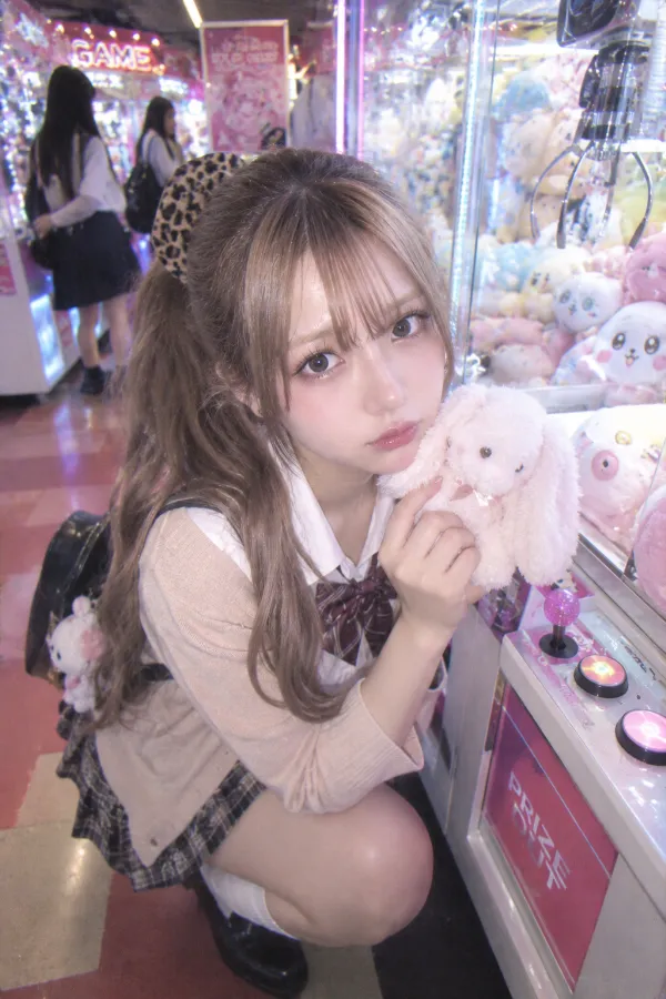 ゲームセンターのクレーンゲーム。ぬいぐるみが並ぶ明るい店内風景。