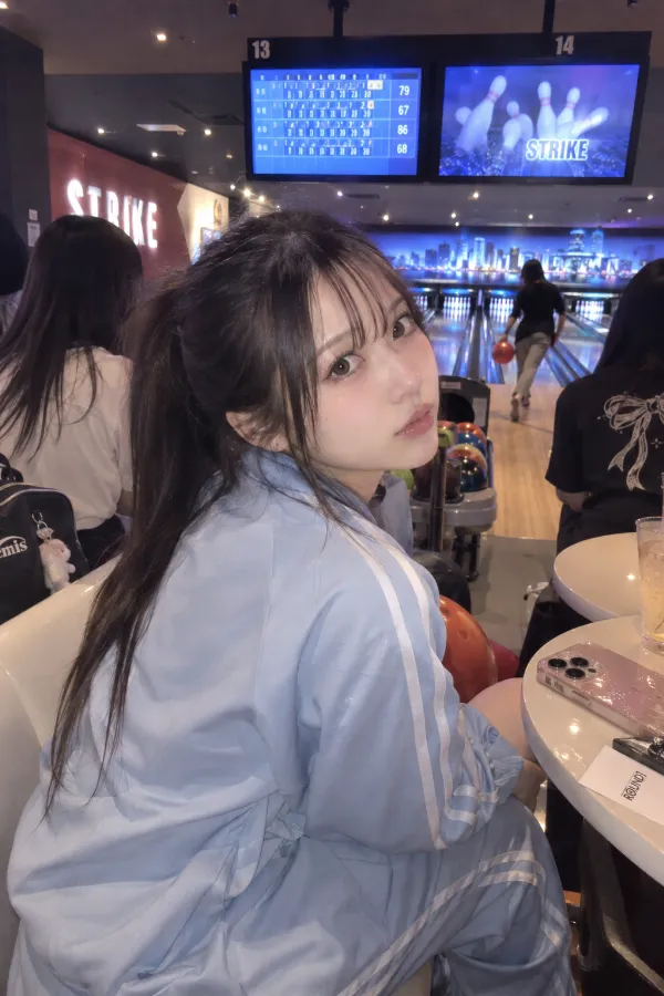 ボウリング場。レーンとスコアモニターが並ぶ屋内レジャー施設の風景。