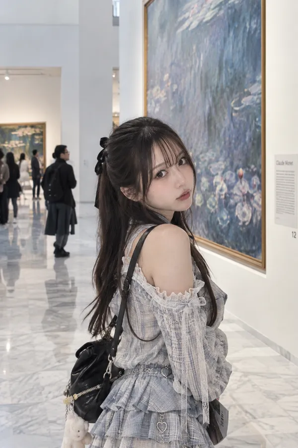 美術館の白い展示室。大きな絵画と大理石の床が見える写真の背景プロンプト作例。