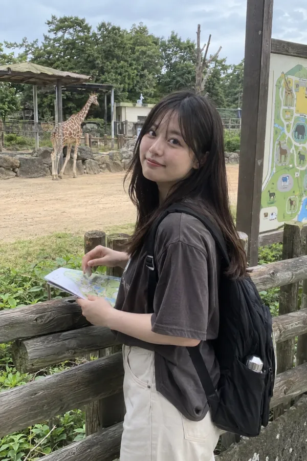 動物園のキリン舎。木柵と園内マップが見える屋外展示の風景。
