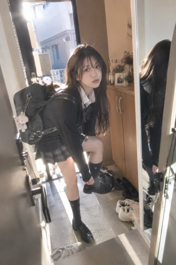 朝の玄関。靴箱、脱いだ靴、全身鏡、バッグが並ぶ写真の背景プロンプト作例。