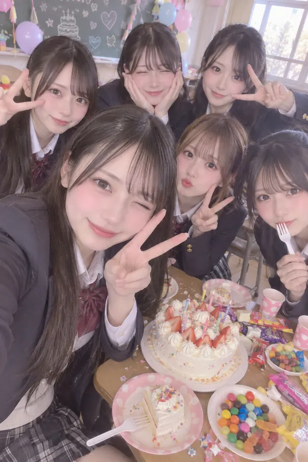 教室での誕生日会。手作りケーキ、紙皿、お菓子と友人たちが集まる写真。