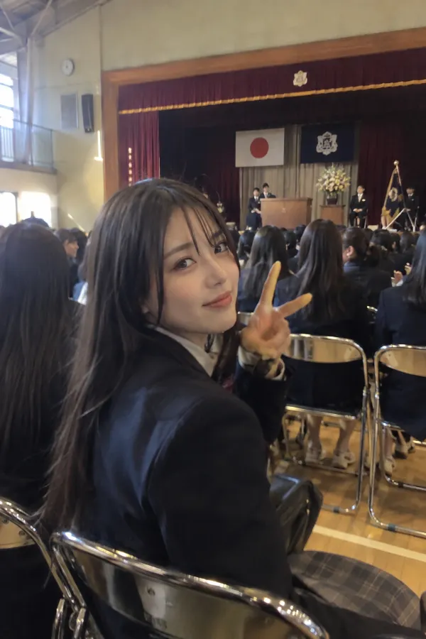 全校朝礼の体育館。並んだパイプ椅子、ステージ、校旗を使った写真の背景プロンプト作例。