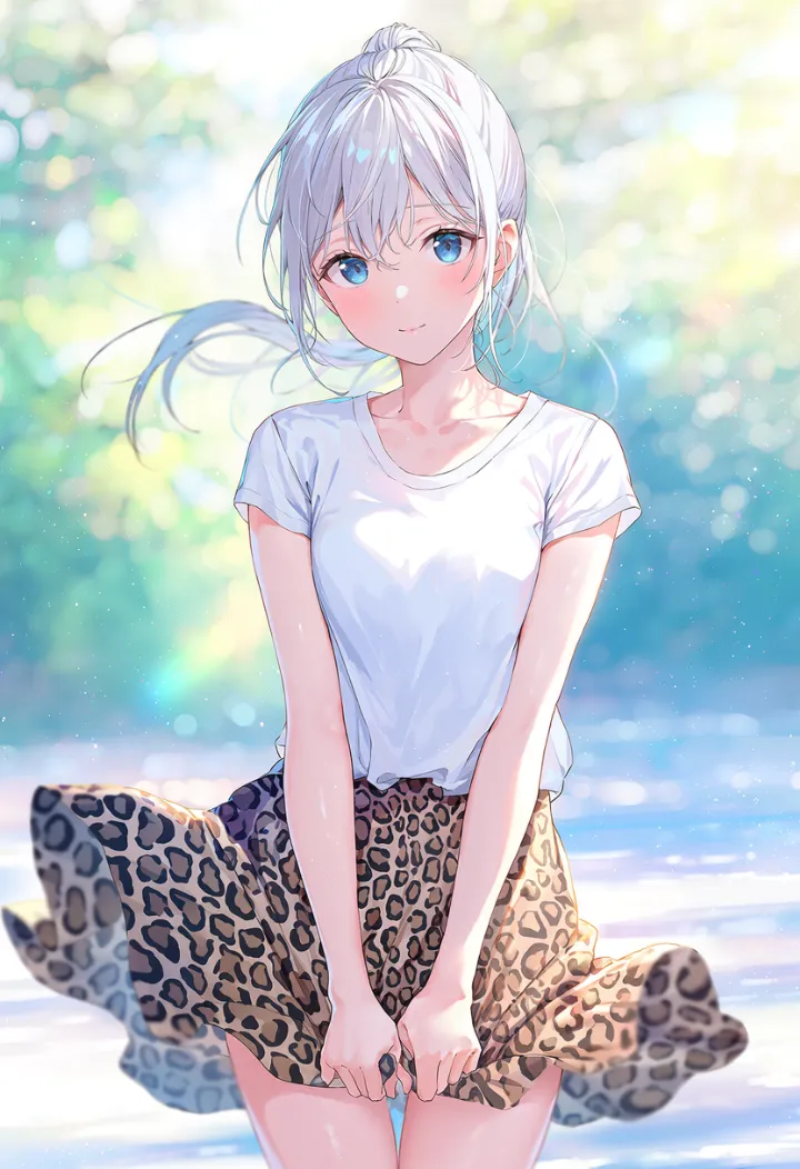 白いTシャツとアニマル柄スカートを着た銀髪の女性、風のある夏の屋外
