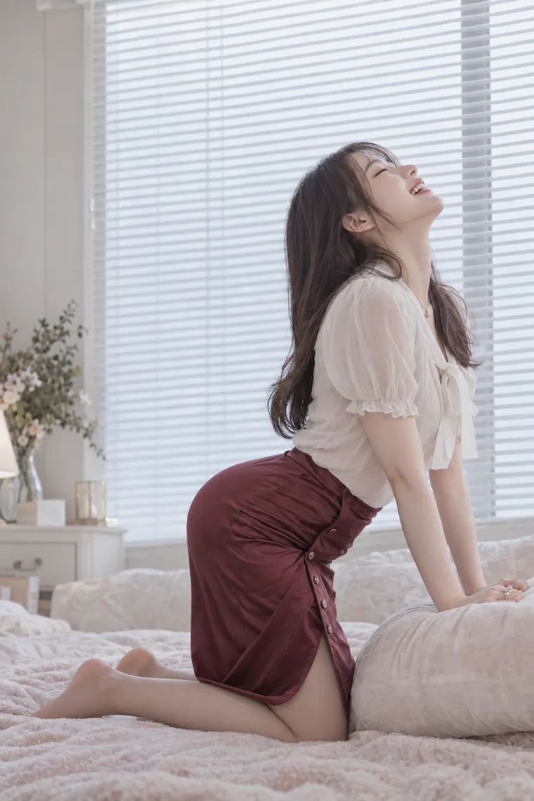 実写AI版｜クッションに両手をついて顔を上げるひざ立ちポーズ｜女の子のポーズ