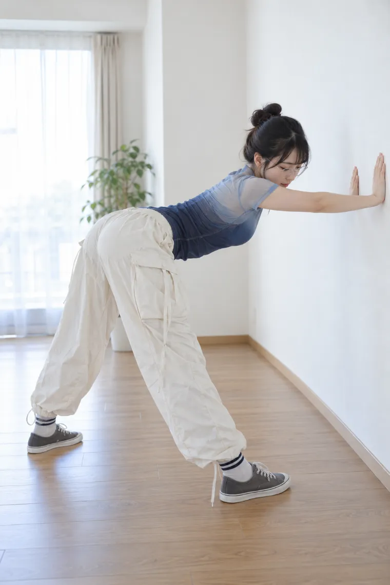 実写AI版｜白壁に両手をついて深く前屈するポーズ｜壁を使った女の子のポーズ