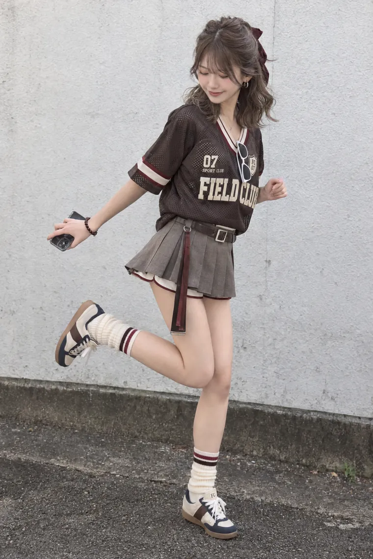 実写AI版｜スマートフォンを持ち、片脚を後ろへ跳ね上げるポーズ｜スカートふわりのポーズ