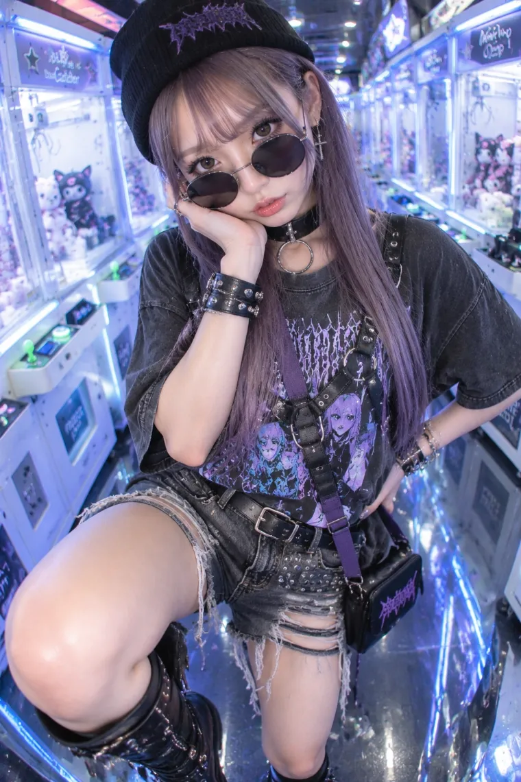 実写AI版｜レザーハーネスを重ねたグラフィックTシャツの平成ギャルコーデ